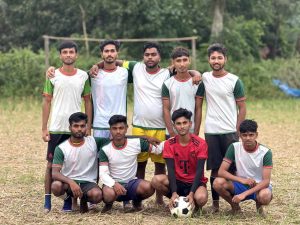 বিবাহিত বনাম অবিবাহিত ফুটবল ম্যাচ, জয়ীরা পেলো ঘাসিসিঁদুর ঘোষ রাজকুমার 
টাংগাইল জেলা প্রতিনিধি

এবারের কোরবানির  ঈদ আনন্দে টাংগাইলে  বিভিন্ন এলাকায় চলছে  প্রীতি ফুটবল ম্যাচ। গ্রামে-গঞ্জে প্রত্যেক  ঈদের সময় এ ধরনের ম্যাচ বা খেলা উপভোগ করতে জড়ো হন বিবাহিত ও অবিবাহিত দল। আর সেই কারণে খেলায় অংশ নেয়া দল দুটিকে ভাগও করা হয় ‘বিবাহিত ও অবিবাহিত’ নামে।

সুমন খানের তত্ত্বাবধানে সার্বিক সহযোগিতায় আরোহা উত্তর পাড়া যুব সংঘ 
মঙ্গলবার (১৮জুন)  বিকেলে এমন উত্তেজনাকর একটি ফুটবল ম্যাচ অনুষ্ঠিত হয় বাসাইল উপজেলার আরুহা গ্রামের মাঠে। অবিবাহিতরা ফুটবলে মাঠে লড়েছেন বিবাহিতদের সঙ্গে। বিজয়ী হয়েছে অবিবাহিতরা। 

টানটান উত্তেজনায় বিবাহিতদের সঙ্গে লড়াই করে ৪/৩গোলে  বিজয় ছিনিয়ে এনেছেন অবাহিতরা। বিজীদের হাতে তুলে দেয়া হয় একটি ঘাসি কেনার টাকা ।  

আরুহা গ্রামের আ: কালাম মিয়া বাড়ির পৃর্ব পাশে ধান ক্ষেতের ওই জায়গায় হয় এই ফুটবল ম্যাচ।

বিবাহিত দলের নেতৃত্ব দেন৷   জুয়েল মিয়া ও সঞ্জু সরকার
 । তার সাথে ছিলেন , জয় সহ,  ১১জন। অন্যদিকে অবিবাহিত দলে নেতৃত্বে ছিলেন সাদিক  ও শুভ । সাথে খেলেন রাকিব, ও প্রান্ত,সহ ১১ জন। বিবাহিত বনাম অবিবাহিতদের এই খেলায় রেফারি ছিলেন কবির ও সাগর। 

গ্রামের তরুণরা আয়োজন করে এই প্রীতি ফুটবল ম্যাচের।  এক  গোল দিয়ে বিবাহিতদের হারিয়ে দেন অবিবাহিতরা।  আর  ৩ গোল দিয়েই মাঠ ছাড়তে হয় বিবাহিতদের। 

খোলা মাঠে ধান ক্ষেতে খেলা হলেও আয়োজনের কোনো কমতি ছিল না। মাঠের  চারপাশে গ্রামের ছেলে মেয়েরাসহ দর্শকও ছিল অনেক।  

বিবাহিত খেলোয়াড় জুয়েল মিয়া  বলেন, ঈদের আনন্দকে ভাগাভাগি করতেই আমাদের এই খেলার আয়োজন করা হয়। তিনি বলেন, আমাদের মধ্যে  কেউই পেশাদার খেলোয়াড় নই, নিজেদের মধ্যে আনন্দ উপভোগ করতে এই খেলা অনুষ্ঠিত হয়।