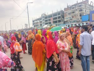 চন্দ্রা নাগরা গার্মেন্টস, কালিয়াকৈর গাজীপুর  চন্দ্রা নাগরা গার্মেন্টস মালিক, শ্রমিকের বকেয়া বেতন না দেওয়ায়, আজ, ১৪/৮/২০/২৪ইং সকাল থেকে গার্মেন্টস শ্রমিক তাদের কাজ বন্ধ করে রাস্তায় নেমেছেন শ্রমিকেরা , তাদের দাবি বকেয়া বেতন না পাওয়া পর্যন্ত তারা কাজ করবেনা, তাদের এটাই দাবি, তারা সময় মত বেতন না পেলে, তারা খাবে কি,।ঘর ভাড়া দেবে কিভাবে, তারা কর্ম করেন, কর্ম করে তারা সময় মত বেতন পান, না