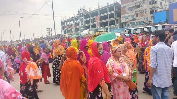 চন্দ্রা নাগরা গার্মেন্টস, কালিয়াকৈর গাজীপুর চন্দ্রা নাগরা গার্মেন্টস মালিক, শ্রমিকের বকেয়া বেতন না দেওয়ায়, আজ, ১৪/৮/২০/২৪ইং সকাল থেকে গার্মেন্টস শ্রমিক তাদের কাজ বন্ধ করে রাস্তায় নেমেছেন শ্রমিকেরা , তাদের দাবি বকেয়া বেতন না পাওয়া পর্যন্ত তারা কাজ করবেনা, তাদের এটাই দাবি, তারা সময় মত বেতন না পেলে, তারা খাবে কি,।ঘর ভাড়া দেবে কিভাবে, তারা কর্ম করেন, কর্ম করে তারা সময় মত বেতন পান, না