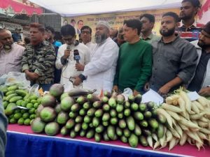 "সবজির বাজারে স্বস্তি ফেরাতে ঢাকা মহানগর দক্ষিণ কৃষকদলের কৃষকদলের উদ্যোগ'

মোঃ মোবারক হোসেন নাদিম 
বিশেষ প্রতিনিধি, 

 ০৯ ডিসেম্বর-২০২৪ইং সোমবার, 
বাংলাদেশ জাতীয়তাবাদী দল (বিএনপি)'র ভারপ্রাপ্ত চেয়ারম্যান জনাব তারেক রহমানের নির্দেশনায় জনজীবনে স্বস্তি ফেরাতে "ক্রয়মূল্য সবজি বিক্রয়"। কার্যক্রম হাতে নিয়েছে জাতীয়তাবাদী কৃষকদল ঢাকা মহানগর দক্ষিণ।

নিত্য প্রয়োজনীয় দ্রব্যের উচ্চমূল্যের কষাঘাতে বিপর্যস্ত জনজীবন। জনজীবনে স্বস্তি ফেরাতে আজকে জাতীয়তাবাদী কৃষকদল ঢাকা মহানগর (দক্ষিণ) এর অন্তর্ভুক্ত সবুজবাগ  থানা কৃষকদলের উদ্যোগে;
"ক্রয় মুল্যে সবজি বিক্রয়" কর্মসূচীর আয়োজন করা হয়।

প্রধান অতিথি হিসেবে উপস্থিত থেকে উক্ত কার্যক্রমের উদ্বোধন করেন জাতীয়তাবাদী দল বিএনপির কেন্দ্রীয় নির্বাহী কমিটির সদস্য 
জনাব,হাবিবুর রহমান হাবিব 

 ঢাকা মহানগর দক্ষিণ কৃষকদলের সংগ্রামী আহবায়ক হাজী মোঃ কামাল হোসেন, বিপ্লবী সদস্য সচিব মীর হাসান কামাল তাপস , সংগ্রামী সিনিয়র যুগ্ম আহবায়ক হারুন সিকদার । এ সময় আরো উপস্থিত ছিলেন ঢাকা মহানগর দক্ষিণ কৃষকদলের প্রথম যুগ্ন আহবায়ক মোয়াজ্জেম হোসেন বাদশা, , রবিউল আউয়াল তালুকদার রবি, মোঃ আবুল কাশেম (দপ্তর চলতি দায়িত্ব), খোরশেদ আলম, হাবিবুর রহমান, মোঃ আনিসুর রহমান তিতাস, মোঃ ফরিদুল ইসলাম মোঃ বেলাল হোসেন রাজু, আব্বাস উদ্দিন স্বপন সহ মহানগর দক্ষিণ কৃষকদলের নেতৃবৃন্দ ও বিভিন্ন থানার নেতৃবৃন্দ উপস্থিত ছিলেন। 

উক্ত অনুষ্ঠানের সভাপতি তো করেন সবুজবাগ থানা কৃষক দলের সংগ্রামী আহ্বায়ক 
ইমাম হোসেন টিটু 
সঞ্চালনের ছিলেন বিপ্লবী সদস্য সচিব 
মোঃ কাইউম হোসেন