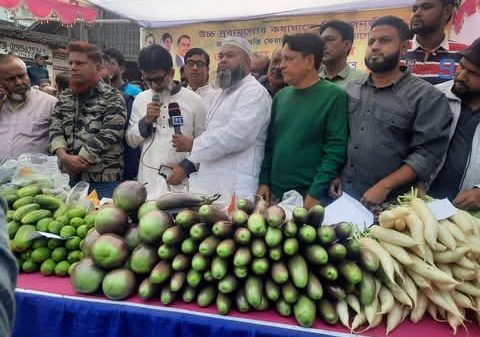 "সবজির বাজারে স্বস্তি ফেরাতে ঢাকা মহানগর দক্ষিণ কৃষকদলের কৃষকদলের উদ্যোগ' মোঃ মোবারক হোসেন নাদিম বিশেষ প্রতিনিধি, ০৯ ডিসেম্বর-২০২৪ইং সোমবার, বাংলাদেশ জাতীয়তাবাদী দল (বিএনপি)'র ভারপ্রাপ্ত চেয়ারম্যান জনাব তারেক রহমানের নির্দেশনায় জনজীবনে স্বস্তি ফেরাতে "ক্রয়মূল্য সবজি বিক্রয়"। কার্যক্রম হাতে নিয়েছে জাতীয়তাবাদী কৃষকদল ঢাকা মহানগর দক্ষিণ। নিত্য প্রয়োজনীয় দ্রব্যের উচ্চমূল্যের কষাঘাতে বিপর্যস্ত জনজীবন। জনজীবনে স্বস্তি ফেরাতে আজকে জাতীয়তাবাদী কৃষকদল ঢাকা মহানগর (দক্ষিণ) এর অন্তর্ভুক্ত সবুজবাগ থানা কৃষকদলের উদ্যোগে; "ক্রয় মুল্যে সবজি বিক্রয়" কর্মসূচীর আয়োজন করা হয়। প্রধান অতিথি হিসেবে উপস্থিত থেকে উক্ত কার্যক্রমের উদ্বোধন করেন জাতীয়তাবাদী দল বিএনপির কেন্দ্রীয় নির্বাহী কমিটির সদস্য জনাব,হাবিবুর রহমান হাবিব ঢাকা মহানগর দক্ষিণ কৃষকদলের সংগ্রামী আহবায়ক হাজী মোঃ কামাল হোসেন, বিপ্লবী সদস্য সচিব মীর হাসান কামাল তাপস , সংগ্রামী সিনিয়র যুগ্ম আহবায়ক হারুন সিকদার । এ সময় আরো উপস্থিত ছিলেন ঢাকা মহানগর দক্ষিণ কৃষকদলের প্রথম যুগ্ন আহবায়ক মোয়াজ্জেম হোসেন বাদশা, , রবিউল আউয়াল তালুকদার রবি, মোঃ আবুল কাশেম (দপ্তর চলতি দায়িত্ব), খোরশেদ আলম, হাবিবুর রহমান, মোঃ আনিসুর রহমান তিতাস, মোঃ ফরিদুল ইসলাম মোঃ বেলাল হোসেন রাজু, আব্বাস উদ্দিন স্বপন সহ মহানগর দক্ষিণ কৃষকদলের নেতৃবৃন্দ ও বিভিন্ন থানার নেতৃবৃন্দ উপস্থিত ছিলেন। উক্ত অনুষ্ঠানের সভাপতি তো করেন সবুজবাগ থানা কৃষক দলের সংগ্রামী আহ্বায়ক ইমাম হোসেন টিটু সঞ্চালনের ছিলেন বিপ্লবী সদস্য সচিব মোঃ কাইউম হোসেন