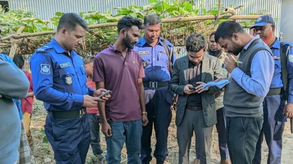 ধনবাড়ীতে অবৈধভাবে বালু উত্তোলন করায় জরিমানা রাম চন্দ্র ঘোষ টাঙ্গাইল জেলা বিশেষ প্রতিনিধি অবৈধভাবে বালু উত্তোলন করে মারাত্মক ভাবে পরিবেশ বিপর্যয়ের অপরাধে ধনবাড়ী উপজেলা নির্বাহী প্রশাসন মোবাইল কোর্ট পরিচালনা করে ১৫ হাজার টাকা জরিমানা করেন ধনবাড়ী উপজেলার যদুনাথপুর ইউনিয়নে মোবাইল কোর্ট পরিচালনা করা হয়। আইন- বালুমহাল ও মাটি ব্যবস্থাপনা আইন, ২০১০ এর ৬নং ধারা অমান্য করার কারণে ১৫ ধারায় ৫০০০/ ও সড়ক পরিবহন আইন, ২০১৮ এর ধারা ৯০ অনুযায়ী ১০০০০ টাকা জরিমানা করেন। বৃহস্পতিবার (১৯ ডিসেম্বর)  ধনবাড়ী উপজেলা সহকারী কমিশনার (ভূমি) ও এক্সিকিউটিভ ম্যাজিস্ট্রেট  সায়েম ইমরান এর নের্তৃত্ব এ মোবাইল কোর্ট পরিচালনা করে অবৈধভাবে  বালু উত্তোলিত ব্যক্তিদের বিরুদ্ধে ব্যবস্থা গ্রহন করেন। ধনবাড়ী উপজেলা  সহকারি কমিশনার (ভূমি) জানান, যত দিন ধনবাড়ীতে আছি তত দিন কোন প্রকার কোন প্রকার অন্যয় মেনে নেওয়া হবে না। প্রশাসন সকল প্রকার অপরাদের বিরুদ্ধে ব্যবস্থা নেওয়া হবে। প্রশাসনকে অতিদূত ব্যবস্থা গ্রহনের জন্য স্বাগতম জানান ধনবাড়ী উপজেলার সচেতন মহল।